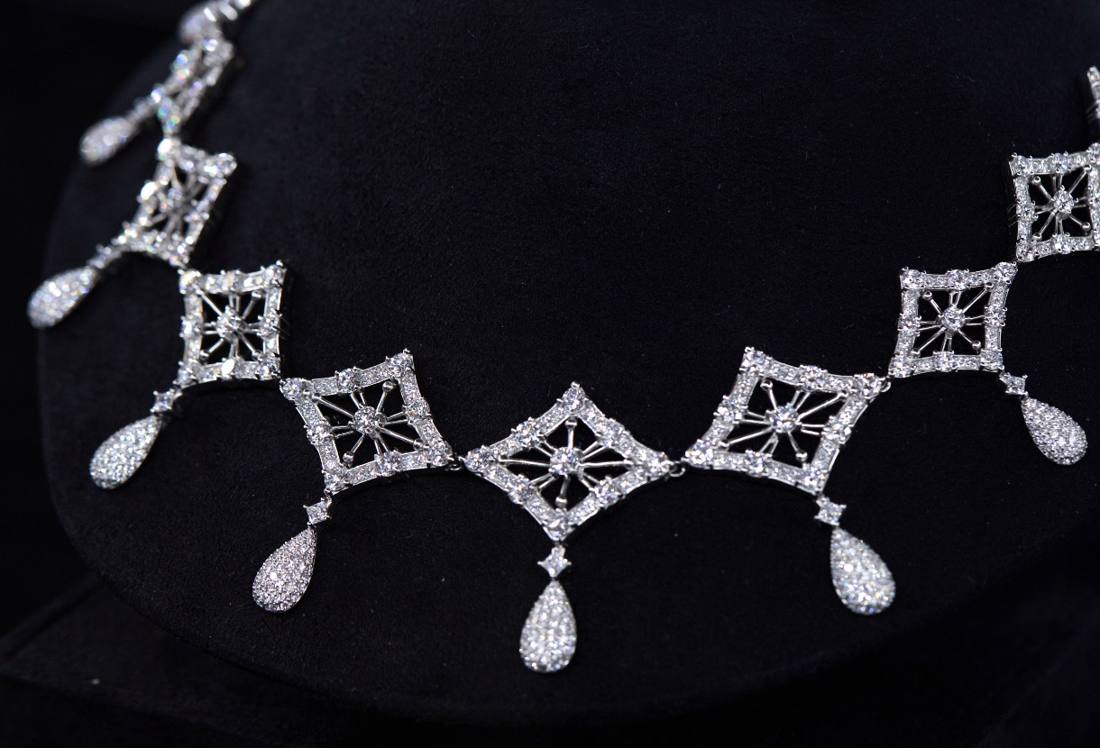 Diamond necklace with square lattice motifs and pear-shaped drops in white gold